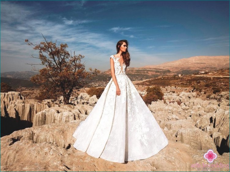 فستان زفاف مطوي مع يوبا