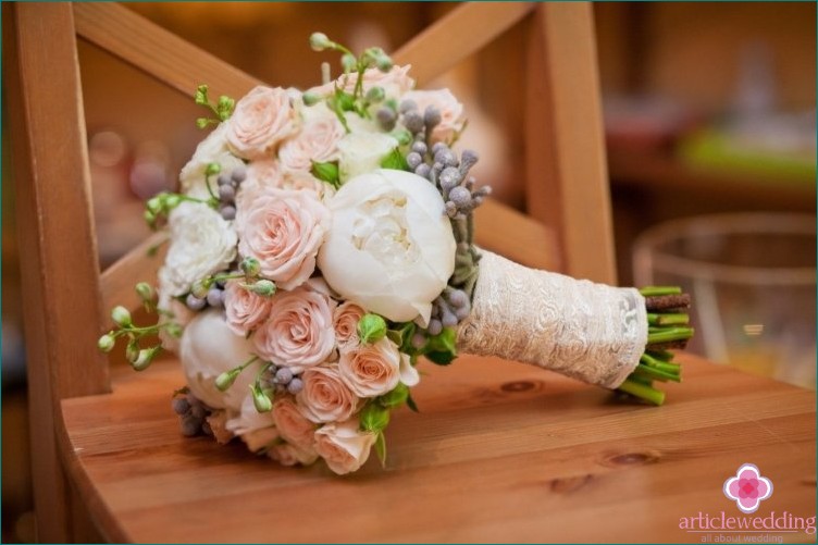 Bouquet géométrique de la mariée en forme de boule.