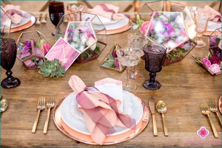 Un'opzione di design per un tavolo a un matrimonio nello stile della geometria